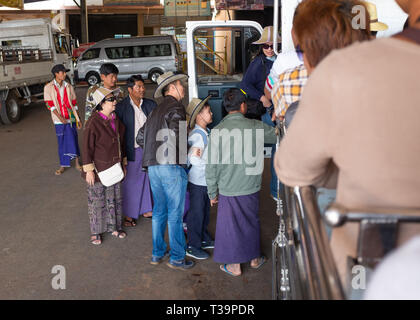 Pellegrini sulla strada per la Pagoda Kyaiktiyo, Kinpun Village,Stato Mon, Myanmar. Foto Stock