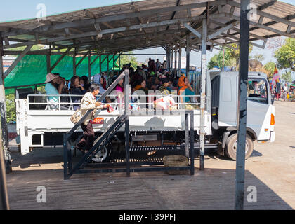 Carrello con i turisti in attesa presso la stazione degli autobus per andare alla Pagoda Kyaiktiyo, Stato Mon, Myanmar. Foto Stock