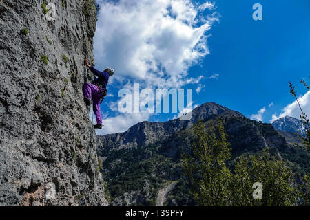 Rocciatore sulle ripide scogliere con montagne, Lagada, Peleponnese, Grecia Foto Stock
