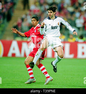 Olympia Stadium di Monaco di Baviera Germania 9.5.2001, calcio stagione UEFA Champions League 200/01 semi-finale 2 gamba, FC Bayern Monaco di Baviera (FCB,rosso) vs Real Madrid (RLM,bianco) 2:1 --- Il Giovane ELBER (FCB) , Aitor KARANKA (RLM) Foto Stock