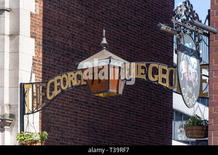 Segno di ingresso al George Inn Borough High Street, Southwark, Il London Borough di Southwark, Greater London, England, Regno Unito Foto Stock