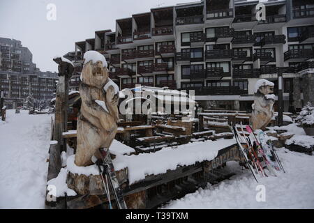 Grizzly's bar e sculture in legno, Tignes Le Lac/ Tignes 2100, Francia Foto Stock