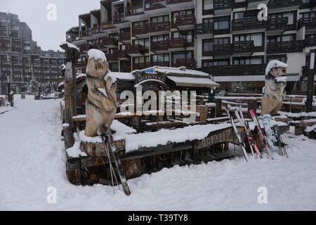 Grizzly's bar e sculture in legno, Tignes Le Lac/ Tignes 2100, Francia Foto Stock