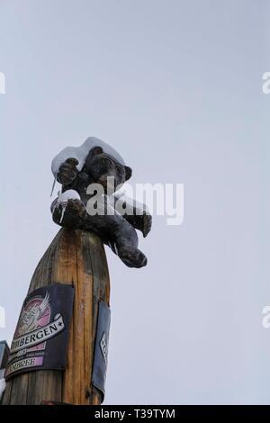 Grizzly's bar e sculture in legno, Tignes Le Lac/ Tignes 2100, Francia Foto Stock