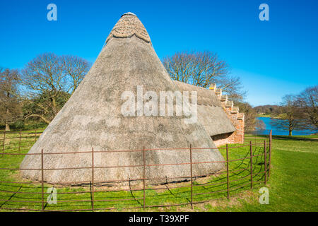 La cinquecentesca casa di ghiaccio utilizzato per immagazzinare ghiaccio importati prima dell'invenzione della refrigerazione Holkham Hall NORFOLK REGNO UNITO Foto Stock