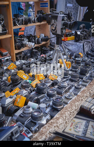 London, Regno Unito - Novembre, 2018. Vecchie macchine fotografiche d'epoca e lenti in vendita in una fase di stallo nel mercato di Portobello Road, il più grande mercato di antiquariato nel mondo. Foto Stock