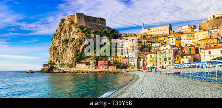 Viaggi in Calabria. vacanze estive a Scilla città. borgo medievale con grandi spiagge. Italia Foto Stock