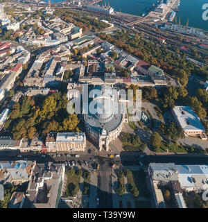 Panoramica vista aerea della città di Odessa vicino al Teatro dell'Opera e del Balletto di Odessa con una vista del mare, il porto e la parte antica della città, Foto Stock