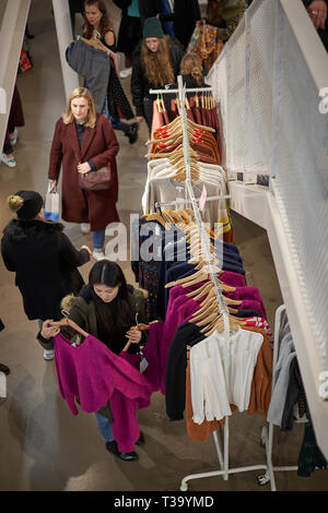 London, Regno Unito - Novembre, 2018. People shopping nel design di un negozio di abbigliamento nel centro di Londra durante il Venerdì nero. Foto Stock