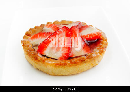 Mini torta di fragole con sciroppo Foto Stock