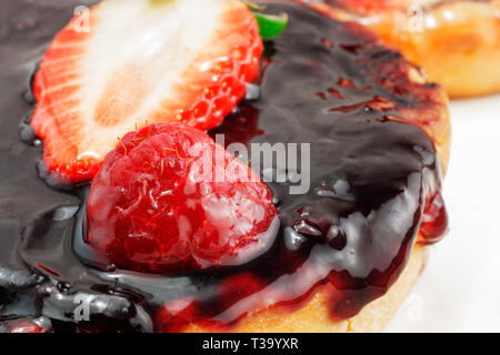 Mini torta di fragole con sciroppo Foto Stock