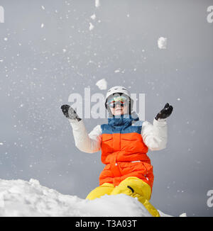 Giovane donna snowboarder giocando con la neve Foto Stock