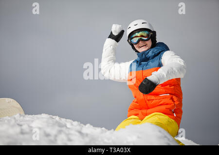 Giovane donna snowboarder giocando con la neve Foto Stock