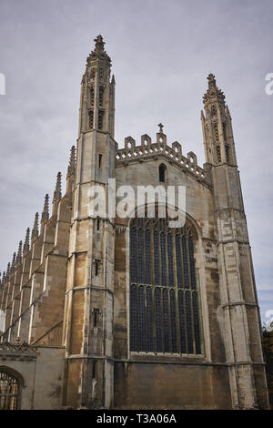 Cambridge, Regno Unito - dicembre, 2018. Vista della facciata esterna della Cappella del King's College, un esempio di architettura tardo-gotica. Foto Stock