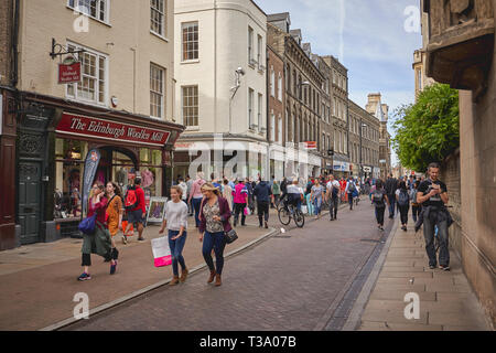 Cambridge, Regno Unito - dicembre, 2018. I turisti e i locali di shopping in una delle strade principali del centro storico. Foto Stock