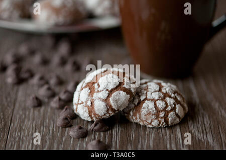 Biscotti al cioccolato su uno sfondo di colore marrone Foto Stock