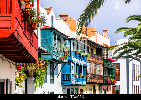 Tradizionali balconi colorati in Santa Cruz de La Palma,Spagna. Foto Stock