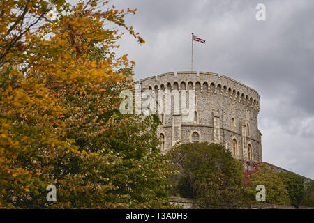 Windsor, Regno Unito - dicembre, 2018. La torre circolare nel mezzo ward del Castello di Windsor, una residenza reale nella contea inglese del Berkshire. Foto Stock