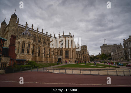 Windsor, Regno Unito - dicembre, 2018. Vista esterna del Saint George's Chapel dal reparto inferiore del Castello di Windsor. Foto Stock