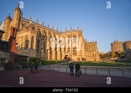 Windsor, Regno Unito - dicembre, 2018. Vista esterna del Saint George's Chapel dal reparto inferiore del Castello di Windsor. Foto Stock