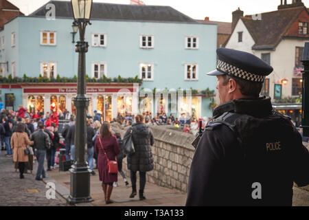 Windsor, Regno Unito - dicembre, 2018. Un poliziotto di pattuglia sulla strada fuori il Castello di Windsor. Foto Stock