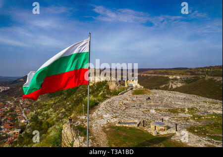 Bandiera nazionale della Bulgaria su un pennone, drone vista,situato su una rocca Ovech Foto Stock