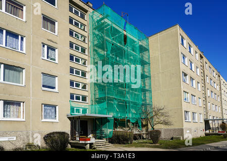 In nylon verde net copre assemblati i ponteggi per facciata di casa la riparazione per fornire sicurezza di lavoro protezione Foto Stock