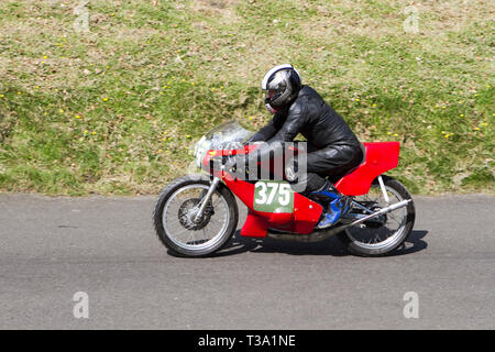 Chorley, Lancashire, Regno Unito. Aprile, 2019. Hoghton Tower xliii motociclo Sprint. Rider 375 Edward Sambuco da Barrow in Furness riding 1979 175cc Rotax 175 Foto Stock