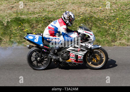 Chorley, Lancashire, Regno Unito. Aprile, 2019. Hoghton Tower xliii motociclo Sprint evento. Rider 3 Paolo Ledgard da Lancaster in sella ad una Honda 1991 NC30 Foto Stock