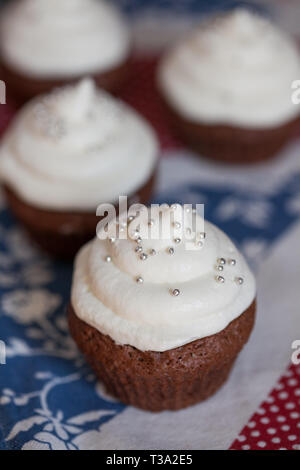 Tortini di cioccolato bianco con la glassa di formaggio cremoso Foto Stock