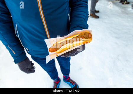 Uomo con un stile islandese agnello organico, porto e carni bovine hot dog Foto Stock