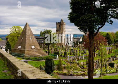 Stella a piramide e Chiesa del Santo rude e cimitero, Stirling, Scozia Foto Stock