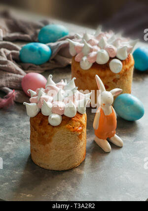 La pasqua ortodossa tradizionale pane dolce, kulich. Vacanze di Pasqua a colazione. La cottura kulich in casa Foto Stock