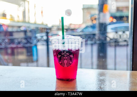 Seattle, WA - Marzo 2019: Iced dragon Fruit Lemonade bevanda fredda da Starbucks. Foto Stock