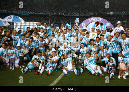 Buenos Aires, Argentina - 07 Aprile 2019: Racing e la formazione con la Superliga Cup 2019 con i suoi compagni di squadra di Juan Domingo Peron Stadium di Buenos Foto Stock