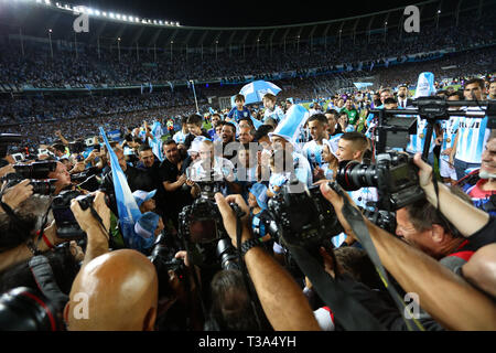 Buenos Aires, Argentina - 07 Aprile 2019: Lisandro Lopez (Racing) in aumento la Superliga Cup 2019 e baciare con i suoi compagni di squadra in Juan Domingo Foto Stock