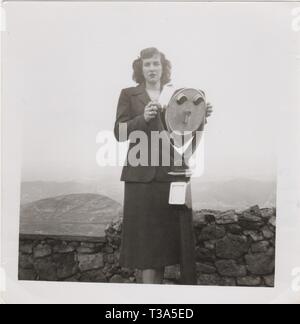 Una donna si prepara per visualizzare l'orizzonte su Lookout Mountain con alta potenza binocolo a Chattanooga, Tennessee dove i turisti possono vedere riferito sette membri in un giorno chiaro (1944). In aggiunta alla importanza storica, Lookout Mountain è anche la casa di città rocciose e Ruby Falls, tutte le popolari attrazioni turistiche, oltre a molte altre attrazioni. Foto Stock