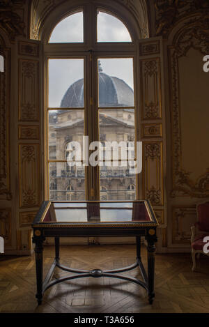 Vista dalla finestra del palazzo parigino Foto Stock