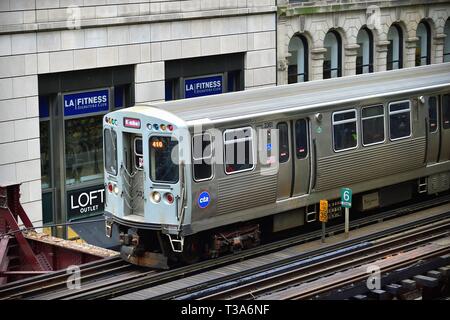 Chicago, Illinois, Stati Uniti d'America. Un CTA linea marrone elevato treno a transito rapido progredire nel suo percorso sopra Wabash Avenue in Chicago Loop. Foto Stock