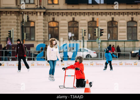 Helsinki, Finlandia - 11 dicembre 2016: i giovani e i bambini il pattinaggio su ghiaccio in piazza della stazione nel giorno d'inverno.