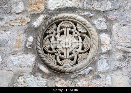 Un rosone o catherine finestra - ortodosso serbo "Praskvica" Monastero, Montenegro. Foto Stock