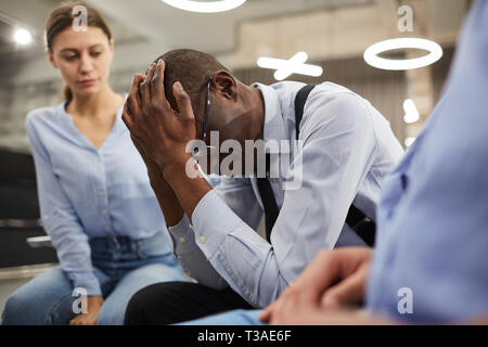 Premuto l'uomo africano in terapia Foto Stock