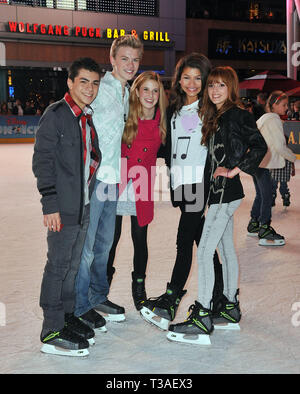 Adam Irigoyen, Kenton Duty, Caroline Sunshine, Zendaya Coleman e Bella Thorne - Lasciare la s celebrare Disney On Ice al Nokia Plaza a Los Angeles.Adam Irigoyen, Kenton Duty, Caroline Sunshine, Zendaya Coleman e Bella Thorne 48 evento nella vita di Hollywood - California, tappeto rosso Evento, STATI UNITI D'AMERICA, industria cinematografica, celebrità, fotografia, Bestof, arte cultura e intrattenimento, Topix celebrità moda, migliori della vita di Hollywood, evento nella vita di Hollywood - California, moquette rossa e dietro le quinte, movie celebrità, personaggi televisivi, musica celebrità, Topix, attori da lo stesso film e cast co star insieme. i Foto Stock