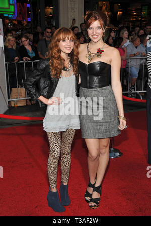 Bella Thorne, Dani Thorne è nuovamente Premiere al El Capitan Theatre di Los Angeles.Bella Thorne, Dani Thorne 30 evento nella vita di Hollywood - California, tappeto rosso Evento, STATI UNITI D'AMERICA, industria cinematografica, celebrità, fotografia, Bestof, arte cultura e intrattenimento, Topix celebrità moda, migliori della vita di Hollywood, evento nella vita di Hollywood - California, moquette rossa e dietro le quinte, movie celebrità, personaggi televisivi, musica celebrità, Topix, attori da lo stesso film e cast co star insieme. inchiesta tsuni@Gamma-USA.com, Credito Tsuni / STATI UNITI D'AMERICA, 2010 - Gruppo, TV e film cast Foto Stock