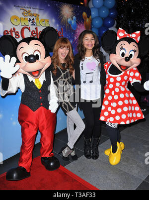 Bella Thorne Zendaya Coleman - Lasciare la s celebrare Disney On Ice al Nokia Plaza a Los Angeles.Bella Thorne Zendaya Coleman 50 evento nella vita di Hollywood - California, tappeto rosso Evento, STATI UNITI D'AMERICA, industria cinematografica, celebrità, fotografia, Bestof, arte cultura e intrattenimento, Topix celebrità moda, migliori della vita di Hollywood, evento nella vita di Hollywood - California, moquette rossa e dietro le quinte, movie celebrità, personaggi televisivi, musica celebrità, Topix, attori da lo stesso film e cast co star insieme. inchiesta tsuni@Gamma-USA.com, Credito Tsuni / STATI UNITI D'AMERICA, 2010 - Gruppo, TV e film cast Foto Stock