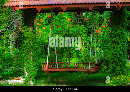 Questa unica immagine mostra un giardino da fiaba con un parco antico banco. Questa foto è stata scattata alle Maldive Foto Stock