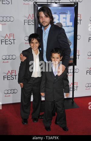 Diego Luna, Christopher Ruiz-Esparza e Gerardo Ruiz-Esparza - Abel- AFI Premiere al Chinese Theatre di Los Angeles.Diego Luna, Christopher Ruiz-Esparza e Gerardo Ruiz-Esparza 42 evento nella vita di Hollywood - California, tappeto rosso Evento, STATI UNITI D'AMERICA, industria cinematografica, celebrità, fotografia, Bestof, arte cultura e intrattenimento, Topix celebrità moda, migliori della vita di Hollywood, evento nella vita di Hollywood - California, moquette rossa e dietro le quinte, movie celebrità, personaggi televisivi, musica celebrità, Topix, attori da lo stesso film e cast co star insieme. inchiesta tsuni@Gamma-USA.com, Credito T Foto Stock