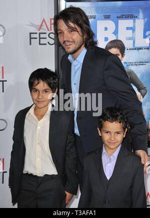 Diego Luna, Christopher Ruiz-Esparza e Gerardo Ruiz-Esparza - Abel- AFI Premiere al Chinese Theatre di Los Angeles.Diego Luna, Christopher Ruiz-Esparza e Gerardo Ruiz-Esparza 43 evento nella vita di Hollywood - California, tappeto rosso Evento, STATI UNITI D'AMERICA, industria cinematografica, celebrità, fotografia, Bestof, arte cultura e intrattenimento, Topix celebrità moda, migliori della vita di Hollywood, evento nella vita di Hollywood - California, moquette rossa e dietro le quinte, movie celebrità, personaggi televisivi, musica celebrità, Topix, attori da lo stesso film e cast co star insieme. inchiesta tsuni@Gamma-USA.com, Credito Ts Foto Stock