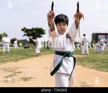 I bambini di Okinawa prendendo parte al 100 Kobudo Kata Challenge 2019 a Sakiyama Park, Shuri, Okinawa il 31 marzo 2019. Foto Stock