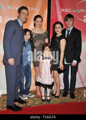 Mae Whitman, Sarah Ramos, Peter Krause, Miles Heizer, Savannah Rae, Max Burkholder e cast di "genitorialità' - NBC tca Party invernale al Ritz Carlton di Pasadena.la paternità - cast  54 evento nella vita di Hollywood - California, tappeto rosso Evento, STATI UNITI D'AMERICA, industria cinematografica, celebrità, fotografia, Bestof, arte cultura e intrattenimento, Topix celebrità moda, migliori della vita di Hollywood, evento nella vita di Hollywood - California, moquette rossa e dietro le quinte, movie celebrità, personaggi televisivi, musica celebrità, Topix, attori da lo stesso film e cast co star insieme. inchiesta tsuni@Gamma-USA.com, Credito Ts Foto Stock